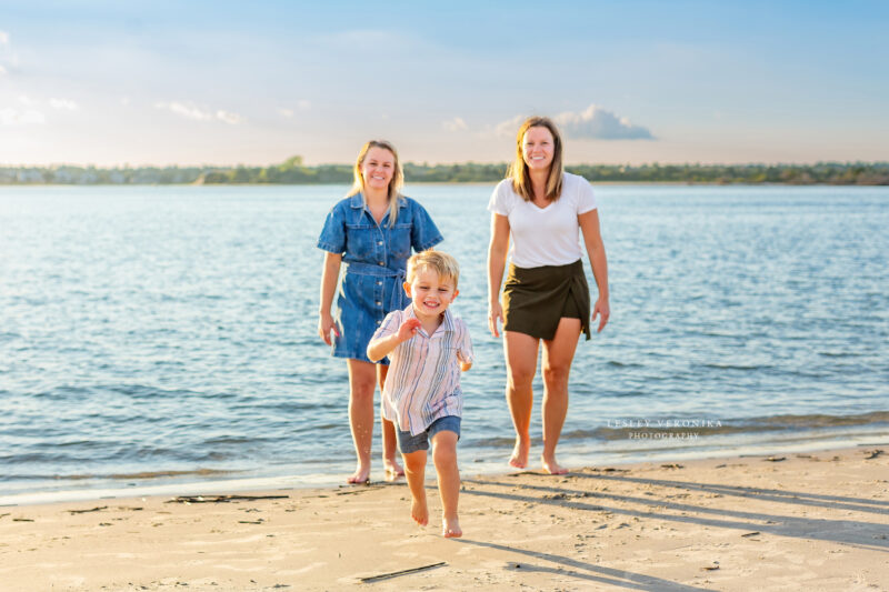 wrightsville beach family photographer, mommy and me, photographing candid moments